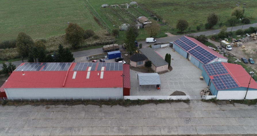 Funky Forest - Közös összefogás Az éves karbantartás alatt üzemünk energiaigénye minimálisra csökken. Napelemes rendszerünk közben termel, így a megtermelt energia szinte teljes egészében a hálózatba kerül.